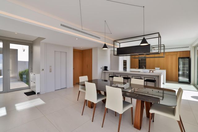 Afficher la photo en grand maison à vendre - 8 pièces - 360.0 m2 - VILLEFRANCHE SUR MER - 06 - PROVENCE-ALPES-COTE-D-AZUR - Century 21 Lafage Transactions