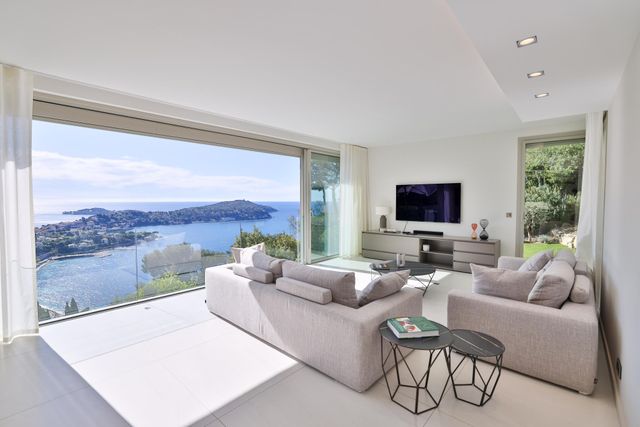 Afficher la photo en grand maison à vendre - 8 pièces - 360.0 m2 - VILLEFRANCHE SUR MER - 06 - PROVENCE-ALPES-COTE-D-AZUR - Century 21 Lafage Transactions